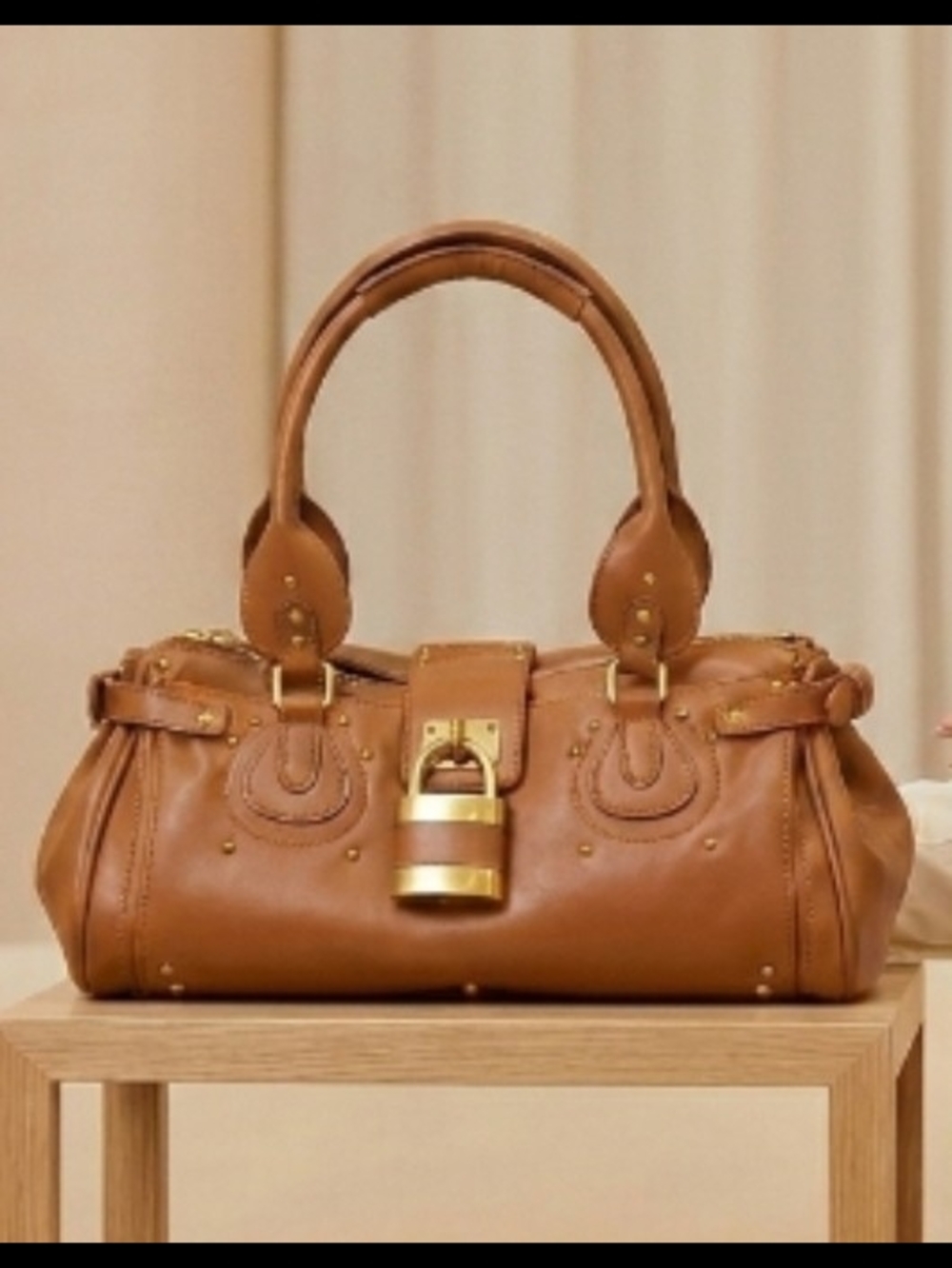 👜 New‼️Classic Tan Satchel Handbag with Gold Lock.